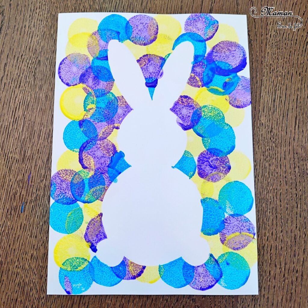 Peindre un lapin et un oeuf de Pâques en peinture au tampon : activité créative et manuelle enfants - Technique de peinture avec un pochoir en papier, de la peinture et des tampons - Silhouette blanche - Pompon pour la queue du lapin - Graphismes noirs pour les décors de l'oeuf de Pâques - Technique de peinture facile et ludique - Arts visuels et Bricolage - Thème Pâques et animaux de la ferme - Bricolage facile et rapide - Arts visuels et atelier Maternelle et élémentaire - Créativité - Cycle 1 ou 2 - tutoriel photos et vidéo - mslf