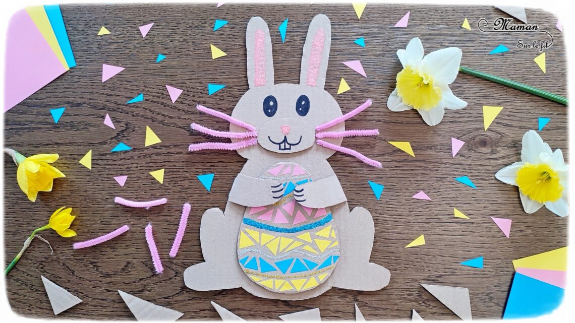 Fabriquer un lapin et son oeuf de Pâques en carton : activité créative, récup' et manuelle enfants - Lapin qui tient un oeuf de Pâques recto-verso dans les pattes - Découpage, collage, chutes de papier, fils chenille - Récup', recyclage, surcyclage de carton - Apport pédagogique et éducatif : champ lexical de Pâques ou Poésie au verso de l'oeuf - Colle pailletée, Glitter glue Uhu - Bricolage sympa et rigolo - Arts visuels et Vocabulaire - Thème Pâques, animaux de la ferme, de la campagne - Arts visuels et atelier Maternelle et élémentaire - Créativité - Cycle 1 ou 2 - tutoriel photos - mslf