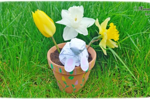 Fabriquer un lapin rigolo qui fouille dans un pot de fleurs : activité créative et manuelle enfants - Boules en papier de brouillon froissé pour le lapin - Pot décoré avec des dessins et graphismes printaniers - Fleurs du jardin, jonquilles, narcisses et tulipes - Décoration entre Pâques et Printemps - Récup', recyclage, surcyclage - Jardinage - Arts visuels et Bricolage - Thème Pâques, fleurs, jardin, printemps et animaux de la ferme - Bricolage facile et rapide - Arts visuels et atelier Maternelle et élémentaire - Créativité - Cycle 1 ou 2 - tutoriel photos - mslf