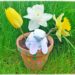 Fabriquer un lapin rigolo qui fouille dans un pot de fleurs : activité créative et manuelle enfants - Boules en papier de brouillon froissé pour le lapin - Pot décoré avec des dessins et graphismes printaniers - Fleurs du jardin, jonquilles, narcisses et tulipes - Décoration entre Pâques et Printemps - Récup', recyclage, surcyclage - Jardinage - Arts visuels et Bricolage - Thème Pâques, fleurs, jardin, printemps et animaux de la ferme - Bricolage facile et rapide - Arts visuels et atelier Maternelle et élémentaire - Créativité - Cycle 1 ou 2 - tutoriel photos - mslf