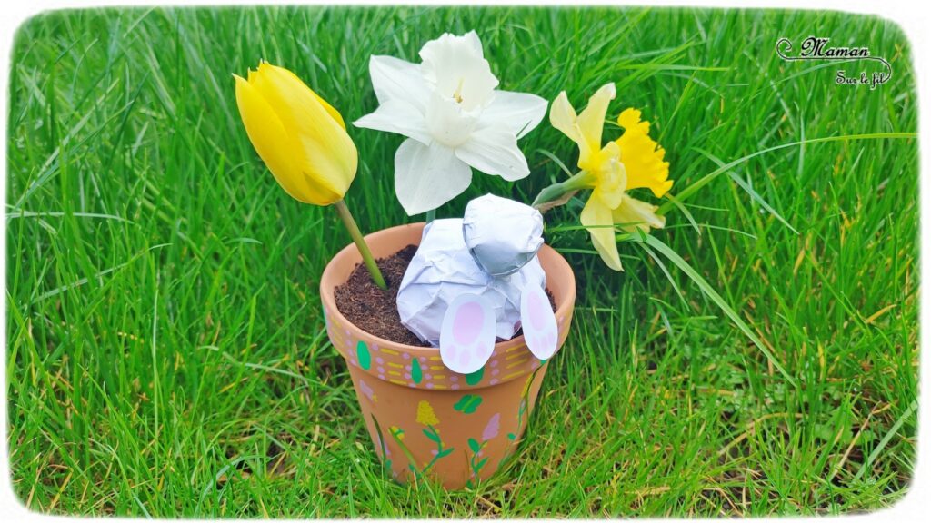 Fabriquer un lapin rigolo qui fouille dans un pot de fleurs : activité créative et manuelle enfants - Boules en papier de brouillon froissé pour le lapin - Pot décoré avec des dessins et graphismes printaniers - Fleurs du jardin, jonquilles, narcisses et tulipes - Décoration entre Pâques et Printemps - Récup', recyclage, surcyclage - Jardinage - Arts visuels et Bricolage - Thème Pâques, fleurs, jardin, printemps et animaux de la ferme - Bricolage facile et rapide - Arts visuels et atelier Maternelle et élémentaire - Créativité - Cycle 1 ou 2 - tutoriel photos - mslf