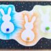 Créer des lapins de Pâques aux pastels étalés : activité créative et manuelle enfants - Technique des pastels étalés au doigt pour un effet lumineux - Pompons pour la queue et le côté mignon - Récup' de chutes de papier pour les pochoirs - Graphismes, découpage, collage - Arts visuels et Bricolage - Thème Pâques et animaux de la ferme - Bricolage facile et rapide - Arts visuels et atelier Maternelle et élémentaire - Créativité - Cycle 1 ou 2 - tutoriel photos - mslf