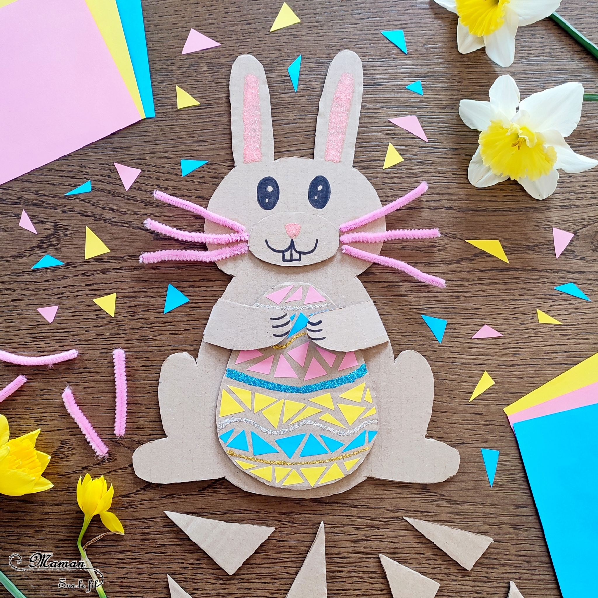 Fabriquer un lapin et son oeuf de Pâques en carton : activité créative, récup' et manuelle enfants - Lapin qui tient un oeuf de Pâques recto-verso dans les pattes - Découpage, collage, chutes de papier, fils chenille - Récup', recyclage, surcyclage de carton - Apport pédagogique et éducatif : champ lexical de Pâques ou Poésie au verso de l'oeuf - Colle pailletée, Glitter glue Uhu - Bricolage sympa et rigolo - Arts visuels et Vocabulaire - Thème Pâques, animaux de la ferme, de la campagne - Arts visuels et atelier Maternelle et élémentaire - Créativité - Cycle 1 ou 2 - tutoriel photos - mslf