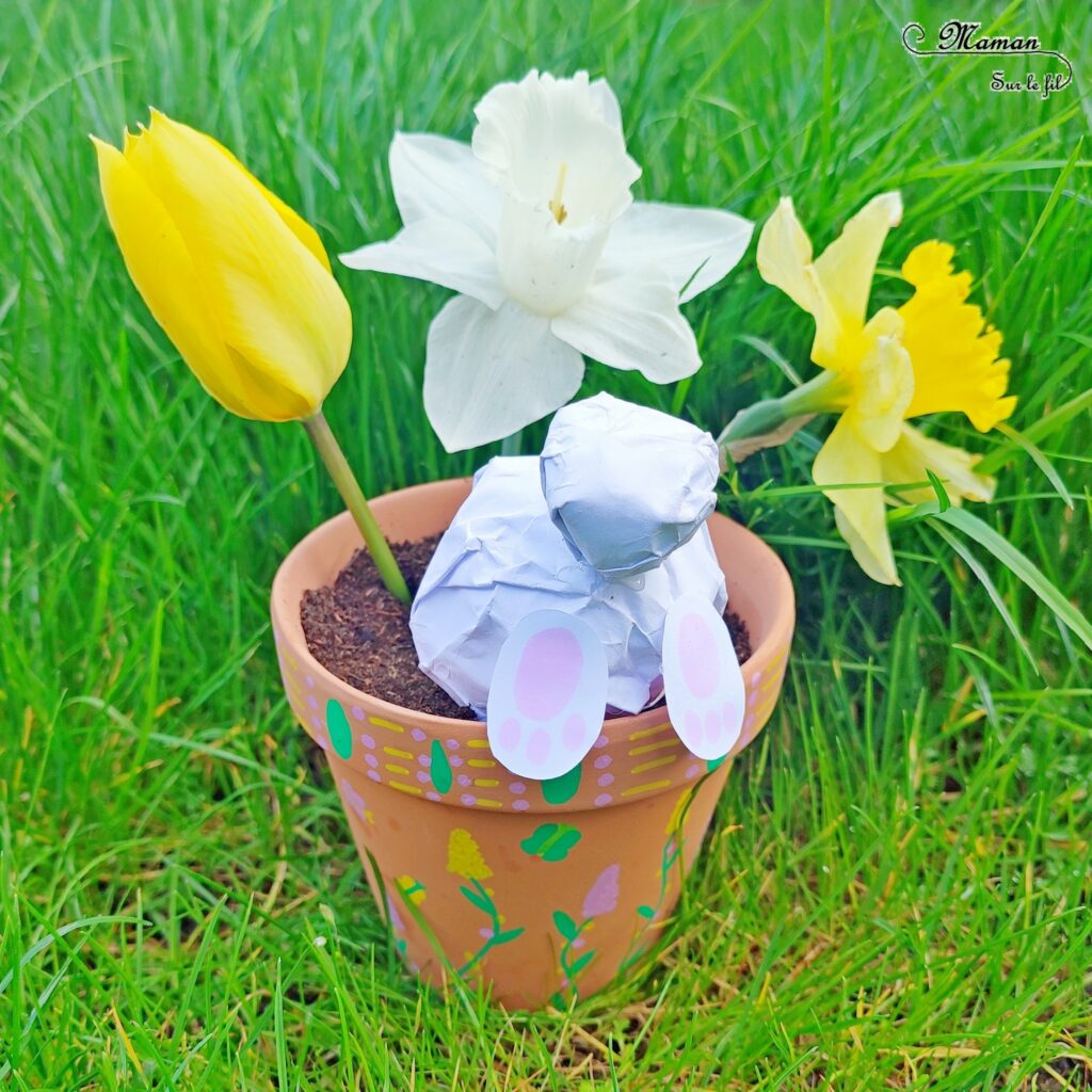 Fabriquer un lapin rigolo qui fouille dans un pot de fleurs : activité créative et manuelle enfants - Boules en papier de brouillon froissé pour le lapin - Pot décoré avec des dessins et graphismes printaniers - Fleurs du jardin, jonquilles, narcisses et tulipes - Décoration entre Pâques et Printemps - Récup', recyclage, surcyclage - Jardinage - Arts visuels et Bricolage - Thème Pâques, fleurs, jardin, printemps et animaux de la ferme - Bricolage facile et rapide - Arts visuels et atelier Maternelle et élémentaire - Créativité - Cycle 1 ou 2 - tutoriel photos - mslf