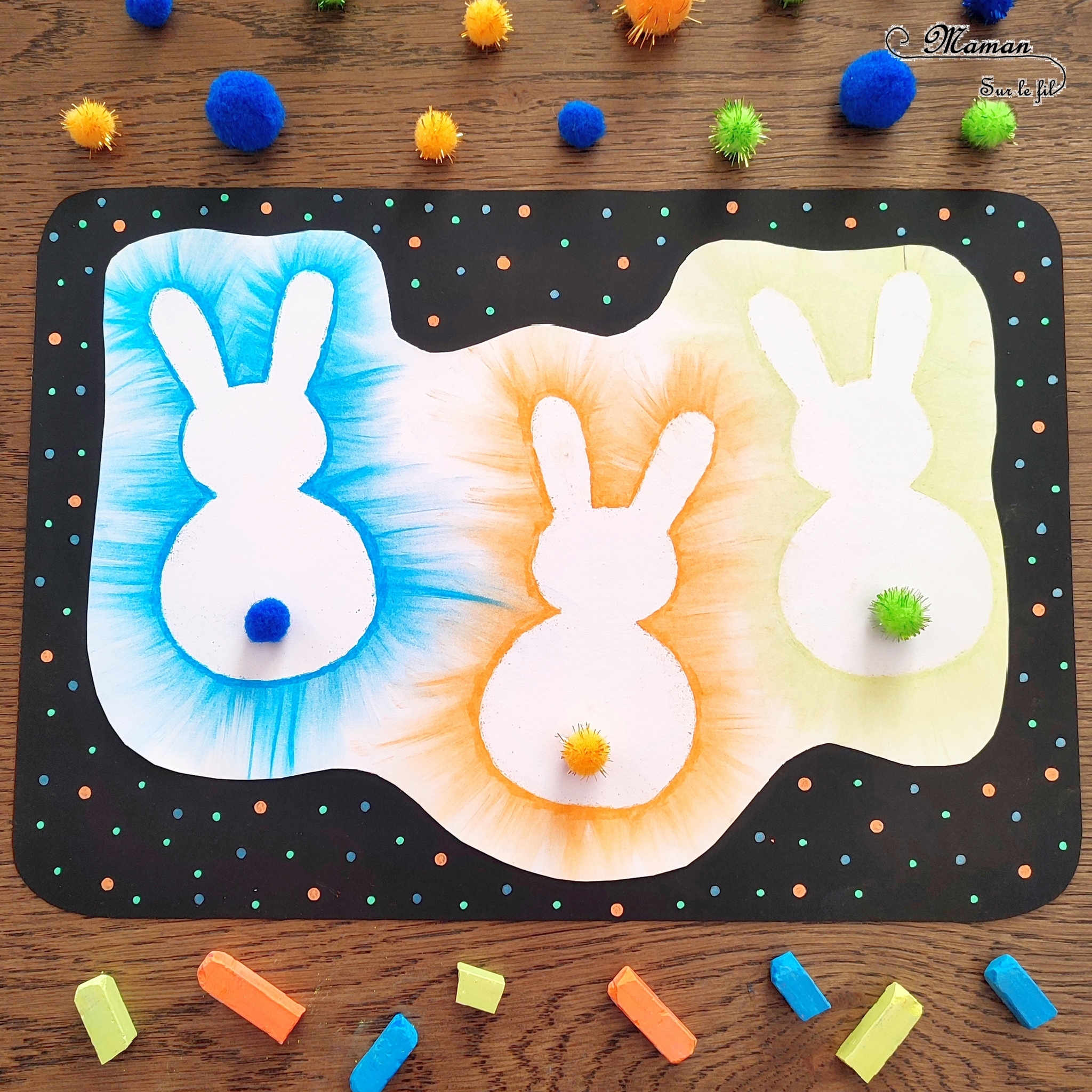 Créer des lapins de Pâques aux pastels étalés : activité créative et manuelle enfants - Technique des pastels étalés au doigt pour un effet lumineux - Pompons pour la queue et le côté mignon - Récup' de chutes de papier pour les pochoirs - Graphismes, découpage, collage - Arts visuels et Bricolage - Thème Pâques et animaux de la ferme - Bricolage facile et rapide - Arts visuels et atelier Maternelle et élémentaire - Créativité - Cycle 1 ou 2 - tutoriel photos - mslf