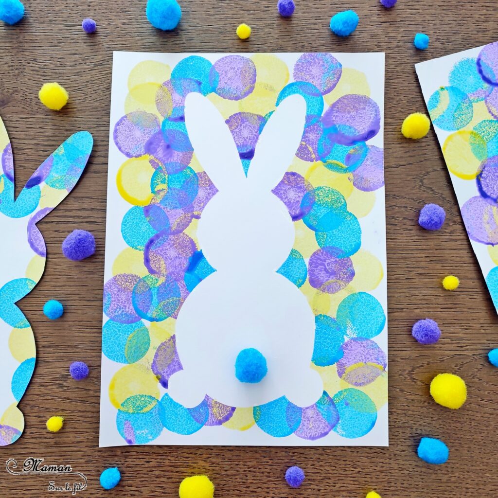 Peindre un lapin et un oeuf de Pâques en peinture au tampon : activité créative et manuelle enfants - Technique de peinture avec un pochoir en papier, de la peinture et des tampons - Silhouette blanche - Pompon pour la queue du lapin - Graphismes noirs pour les décors de l'oeuf de Pâques - Technique de peinture facile et ludique - Arts visuels et Bricolage - Thème Pâques et animaux de la ferme - Bricolage facile et rapide - Arts visuels et atelier Maternelle et élémentaire - Créativité - Cycle 1 ou 2 - tutoriel photos et vidéo - mslf