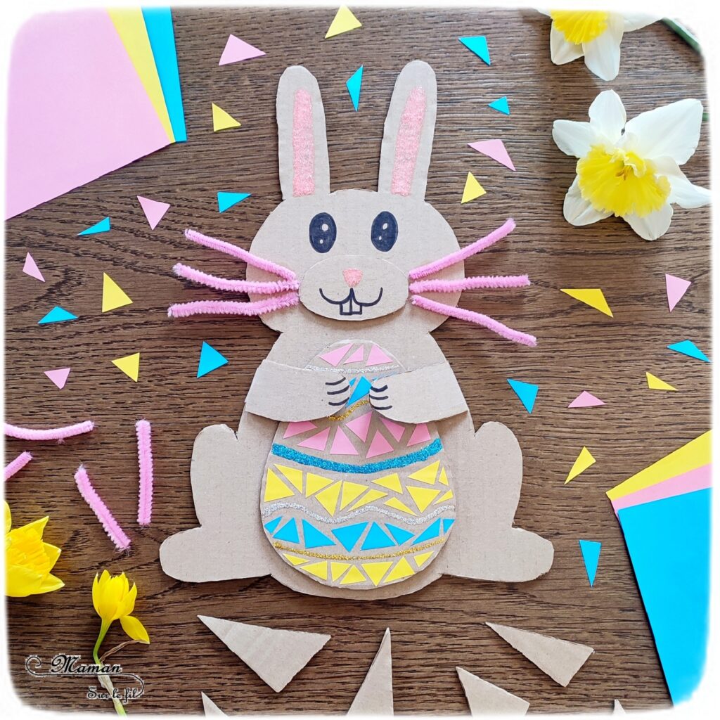 Fabriquer un lapin et son oeuf de Pâques en carton : activité créative, récup' et manuelle enfants - Lapin qui tient un oeuf de Pâques recto-verso dans les pattes - Découpage, collage, chutes de papier, fils chenille - Récup', recyclage, surcyclage de carton - Apport pédagogique et éducatif : champ lexical de Pâques ou Poésie au verso de l'oeuf - Colle pailletée, Glitter glue Uhu - Bricolage sympa et rigolo - Arts visuels et Vocabulaire - Thème Pâques, animaux de la ferme, de la campagne - Arts visuels et atelier Maternelle et élémentaire - Créativité - Cycle 1 ou 2 - tutoriel photos - mslf