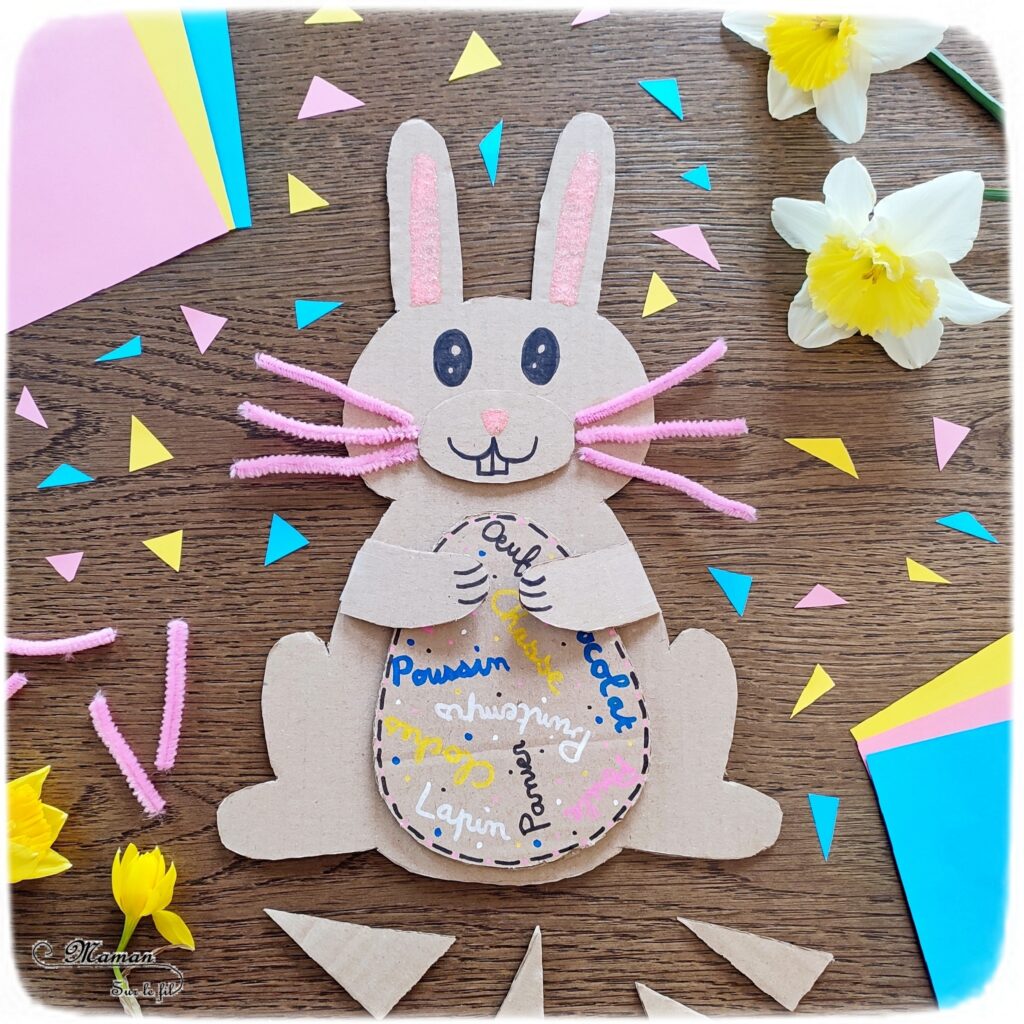 Fabriquer un lapin et son oeuf de Pâques en carton : activité créative, récup' et manuelle enfants - Lapin qui tient un oeuf de Pâques recto-verso dans les pattes - Découpage, collage, chutes de papier, fils chenille - Récup', recyclage, surcyclage de carton - Apport pédagogique et éducatif : champ lexical de Pâques ou Poésie au verso de l'oeuf - Colle pailletée, Glitter glue Uhu - Bricolage sympa et rigolo - Arts visuels et Vocabulaire - Thème Pâques, animaux de la ferme, de la campagne - Arts visuels et atelier Maternelle et élémentaire - Créativité - Cycle 1 ou 2 - tutoriel photos - mslf