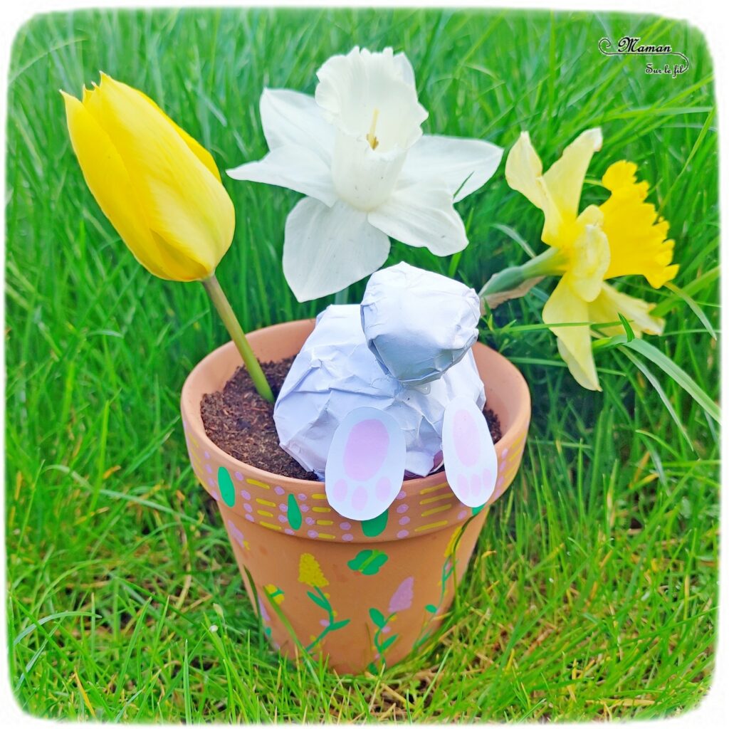 Fabriquer un lapin rigolo qui fouille dans un pot de fleurs : activité créative et manuelle enfants - Boules en papier de brouillon froissé pour le lapin - Pot décoré avec des dessins et graphismes printaniers - Fleurs du jardin, jonquilles, narcisses et tulipes - Décoration entre Pâques et Printemps - Récup', recyclage, surcyclage - Jardinage - Arts visuels et Bricolage - Thème Pâques, fleurs, jardin, printemps et animaux de la ferme - Bricolage facile et rapide - Arts visuels et atelier Maternelle et élémentaire - Créativité - Cycle 1 ou 2 - tutoriel photos - mslf