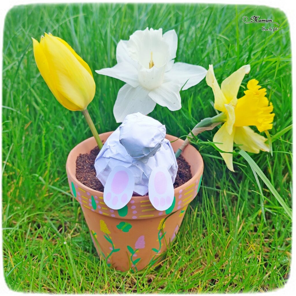 Fabriquer un lapin rigolo qui fouille dans un pot de fleurs : activité créative et manuelle enfants - Boules en papier de brouillon froissé pour le lapin - Pot décoré avec des dessins et graphismes printaniers - Fleurs du jardin, jonquilles, narcisses et tulipes - Décoration entre Pâques et Printemps - Récup', recyclage, surcyclage - Jardinage - Arts visuels et Bricolage - Thème Pâques, fleurs, jardin, printemps et animaux de la ferme - Bricolage facile et rapide - Arts visuels et atelier Maternelle et élémentaire - Créativité - Cycle 1 ou 2 - tutoriel photos - mslf