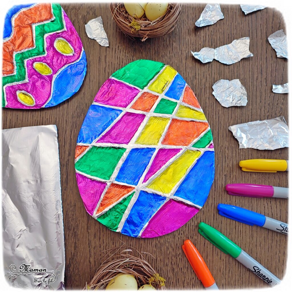 Créer des oeufs de Pâques en carton et aluminium : activité créative, récup' et manuelle enfants - Relief créé sur le carton avec un pistolet à colle chaude - Aluminimu et feutres à alcool permanent pour le coloriage - Effet en relief et brillant - Recyclage, surcyclage - Arts visuels et Bricolage - Thème Pâques et Ferme - Bricolage facile et rapide - Arts visuels et atelier Maternelle et élémentaire - Créativité - Cycle 1 ou 2 - tutoriel photos - mslf