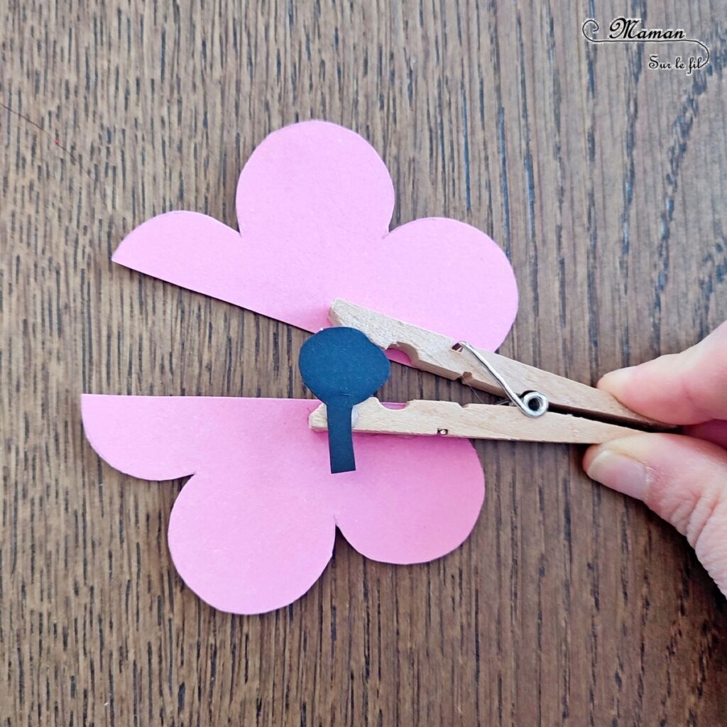 Fabriquer une fleur qui s'ouvre et laisse apparaître un insecte caché : activité créative, rigolote et manuelle enfants - A partir d'une pince à linge et de papier - Découpage, collage - Abeille, coccinelle, chenille - Bricolage sympa et ludique - Travail de la pince Pouce-Index, musculation des doigts, motricité fine - Arts visuels Maternelle et cycle 2 - Thème Insectes et petites bêtes, jardin, printemps, fleurs - Arts visuels et atelier Maternelle et élémentaire - Créativité - Cycle 1 ou 2 - tutoriel photos et vidéo - mslf