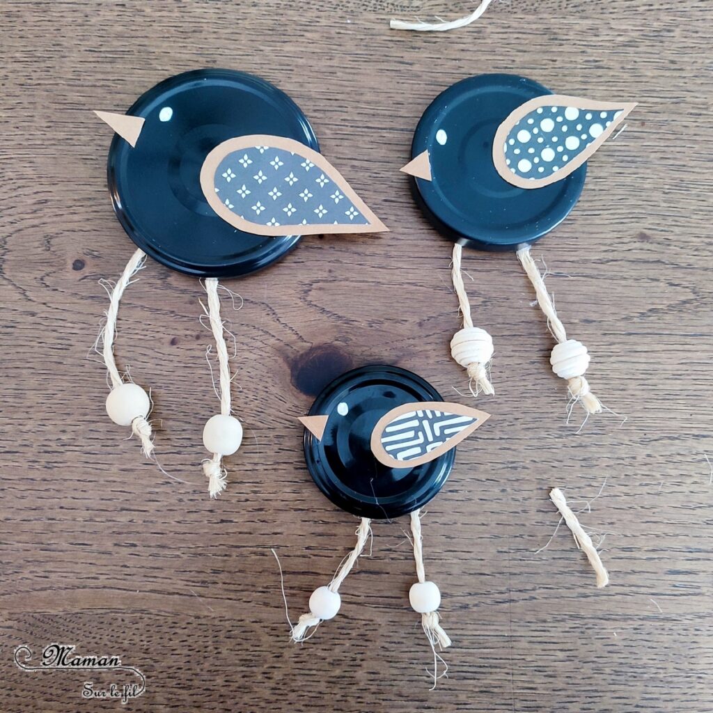 Fabriquer des oiseaux en récup' de bouchons : activité créative, récup' et manuelle enfants - Bricolage à partir de bouchons en métal noirs, cordelette, perles en bois et papier à motifs et unis - Décoration, suspensions DIY Fait maison - Découpage, Collage - Bricolage sympa et facile - Arts visuels Maternelle et cycle 2 - Thème oiseaux, jardin, printemps - Arts visuels et atelier Maternelle et élémentaire - Créativité - Cycle 1 ou 2 - tutoriel photos - mslf