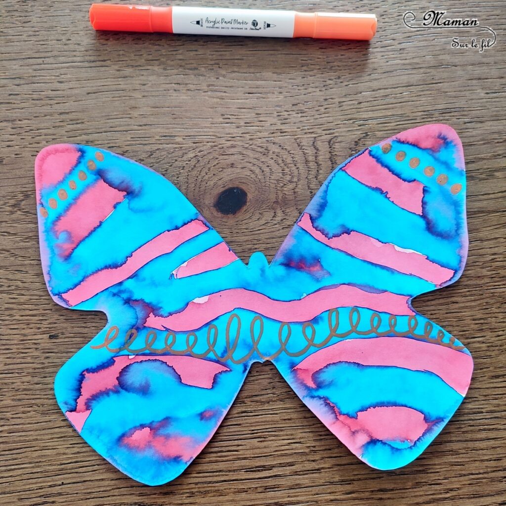 Créer des papillons multicolores en encre et graphismes : activité créative, peinture et manuelle enfants - Colorer le papillon avec de l'encre à dessiner - Suivre les couleurs et décorer avec différents graphismes et couleurs - Effet aborigène graphique - Bricolage sympa et rigolo - Arts visuels Maternelle et cycle 2 - Thème Insectes et petites bêtes, jardin, printemps - Arts visuels et atelier Maternelle et élémentaire - Créativité - Cycle 1 ou 2 - tutoriel photos - mslf