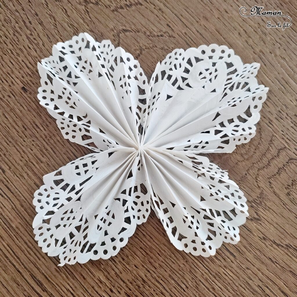 Fabriquer des papillons avec des napperons : activité créative, récup' et manuelle enfants - Version tout blanc ou arc-en-ciel - Coloriage, pliage, collage - Bricolage sympa et rigolo - Arts visuels Maternelle et cycle 2 - Thème Insectes et petites bêtes, jardin, printemps, météo, arc-en-ciel - Arts visuels et atelier Maternelle et élémentaire - Créativité - Cycle 1 ou 2 - tutoriel photos - mslf