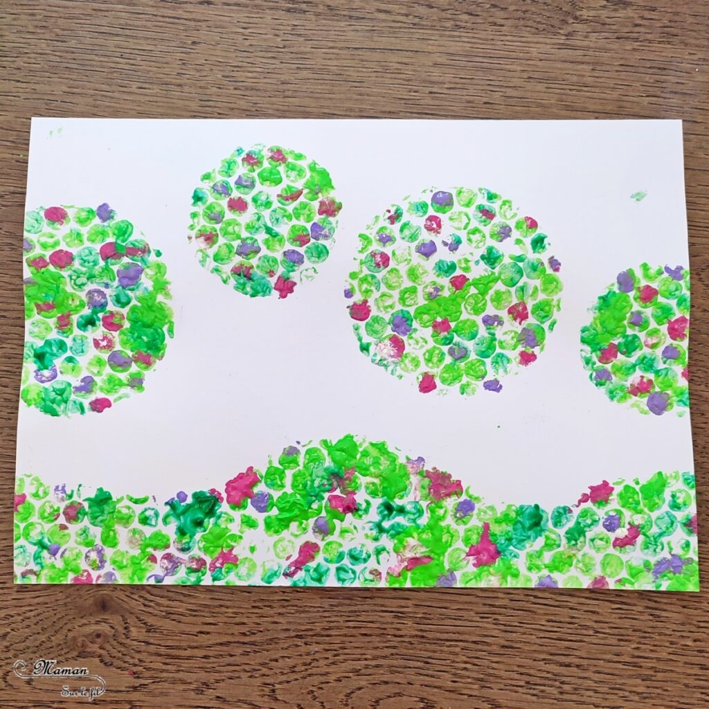 Peindre des arbres de printemps au papier à bulles : activité créative, récup', peinture et manuelle enfants - Découpage cercles, technique de peinture rigolote, dessin - Forêt avec arbre en fleurs - Surcyclage, recyclage - Décoration - Arts visuels et Bricolage - Thème Arbres, forêt, printemps - Bricolage facile et rapide - Arts visuels et atelier Maternelle et élémentaire - Créativité - Cycle 1 ou 2 - tutoriel photos - mslf