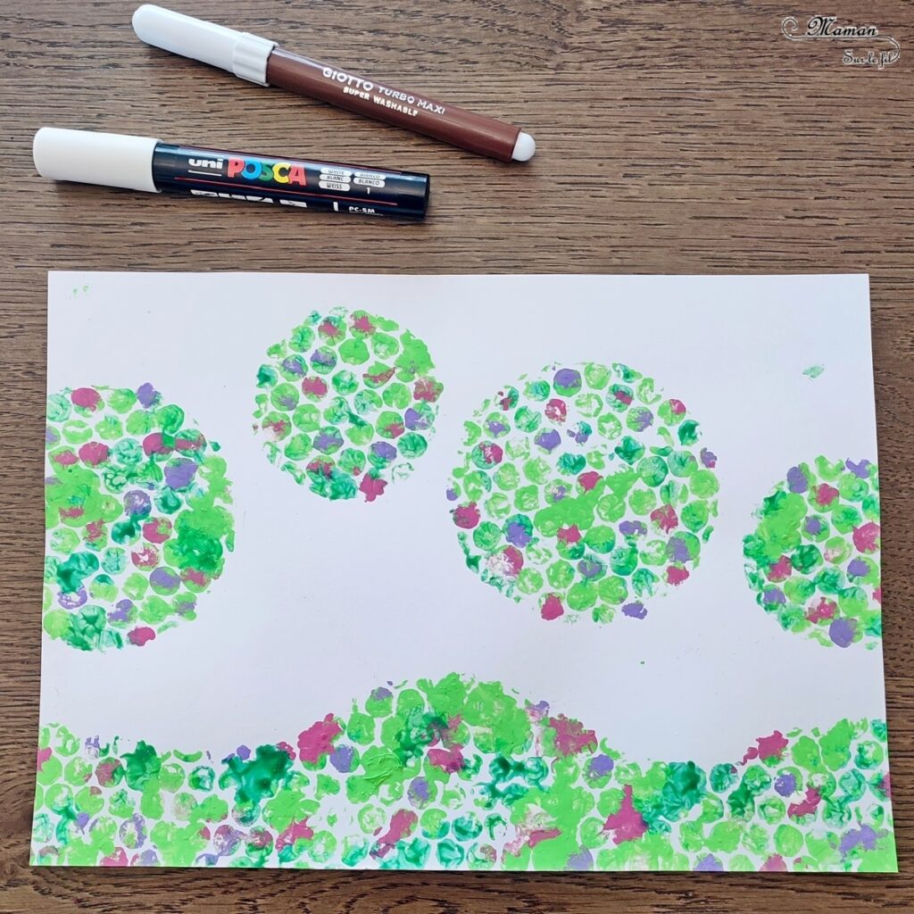 Peindre des arbres de printemps au papier à bulles : activité créative, récup', peinture et manuelle enfants - Découpage cercles, technique de peinture rigolote, dessin - Forêt avec arbre en fleurs - Surcyclage, recyclage - Décoration - Arts visuels et Bricolage - Thème Arbres, forêt, printemps - Bricolage facile et rapide - Arts visuels et atelier Maternelle et élémentaire - Créativité - Cycle 1 ou 2 - tutoriel photos - mslf