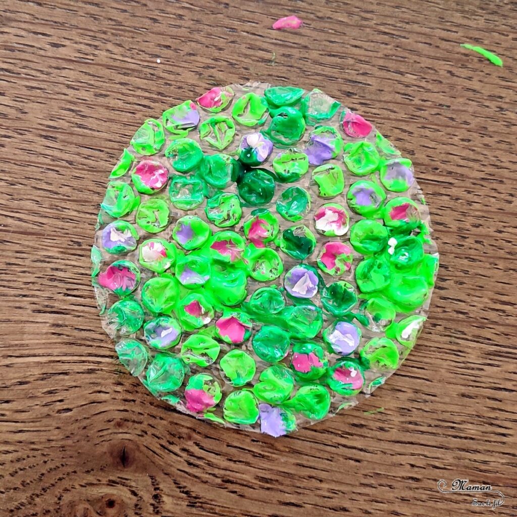 Peindre des arbres de printemps au papier à bulles : activité créative, récup', peinture et manuelle enfants - Découpage cercles, technique de peinture rigolote, dessin - Forêt avec arbre en fleurs - Surcyclage, recyclage - Décoration - Arts visuels et Bricolage - Thème Arbres, forêt, printemps - Bricolage facile et rapide - Arts visuels et atelier Maternelle et élémentaire - Créativité - Cycle 1 ou 2 - tutoriel photos - mslf