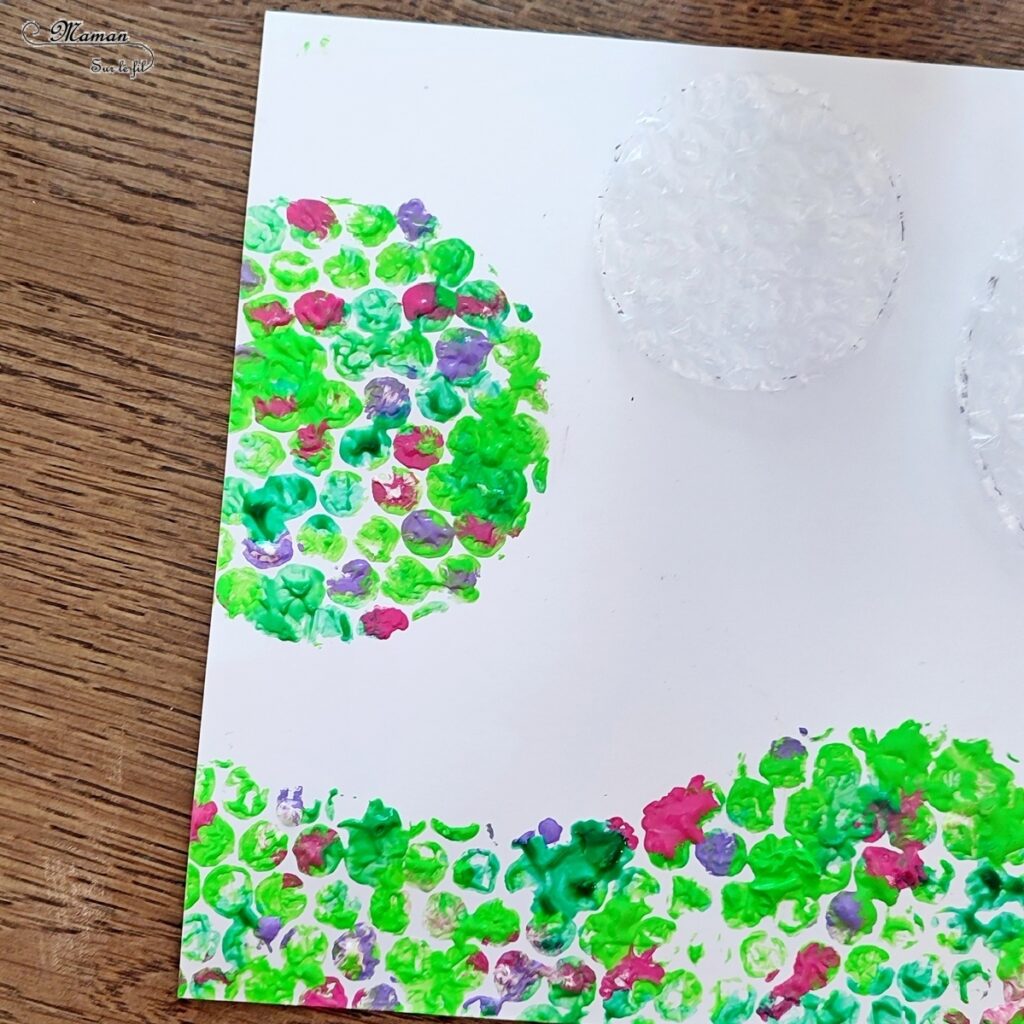 Peindre des arbres de printemps au papier à bulles : activité créative, récup', peinture et manuelle enfants - Découpage cercles, technique de peinture rigolote, dessin - Forêt avec arbre en fleurs - Surcyclage, recyclage - Décoration - Arts visuels et Bricolage - Thème Arbres, forêt, printemps - Bricolage facile et rapide - Arts visuels et atelier Maternelle et élémentaire - Créativité - Cycle 1 ou 2 - tutoriel photos - mslf