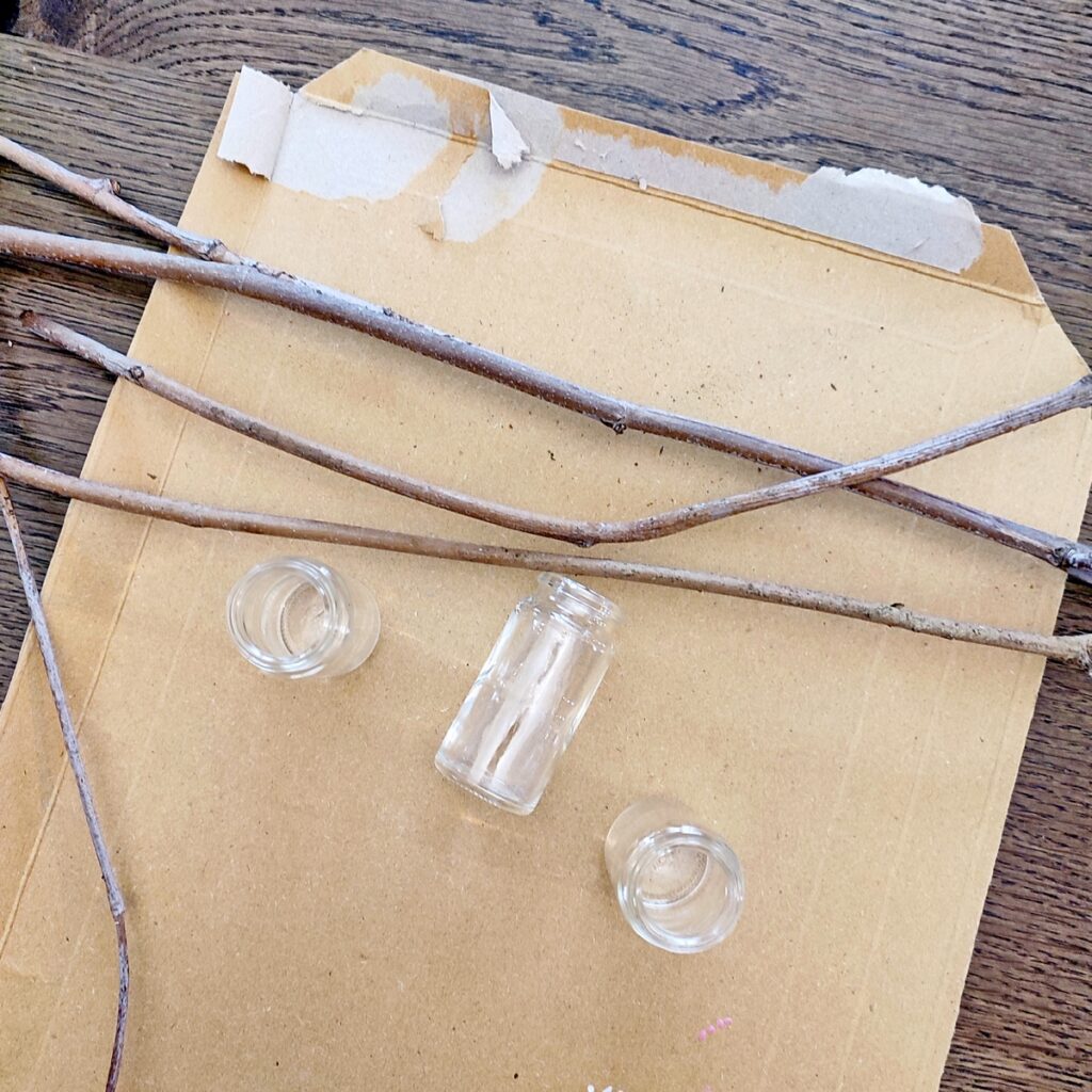 Créer un tableau à fleurir à volonté et au fil des saisons en récup' : activité créative, récup' et manuelle enfants - Tableau en carton, cadre avec des branches, accroche avec de la corde, mini vases avec des petits bocaux en verre (recyclage de boites de médicaments) - A remplir et décorer en fonction des saisons - Surcyclage, recyclage - Décoration - Arts visuels et Bricolage - Thème Fleurs, jardin, printemps, Land art - Bricolage facile et rapide - Arts visuels et atelier Maternelle et élémentaire - Créativité - Cycle 1 ou 2 - tutoriel photos - mslf