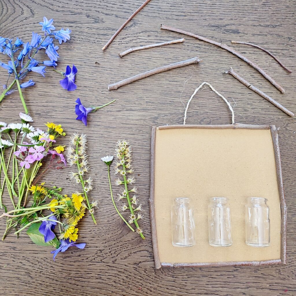 Créer un tableau à fleurir à volonté et au fil des saisons en récup' : activité créative, récup' et manuelle enfants - Tableau en carton, cadre avec des branches, accroche avec de la corde, mini vases avec des petits bocaux en verre (recyclage de boites de médicaments) - A remplir et décorer en fonction des saisons - Surcyclage, recyclage - Décoration - Arts visuels et Bricolage - Thème Fleurs, jardin, printemps, Land art - Bricolage facile et rapide - Arts visuels et atelier Maternelle et élémentaire - Créativité - Cycle 1 ou 2 - tutoriel photos - mslf