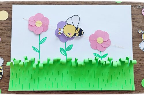 Fabriquer une abeille qui coulisse et butine les fleurs : activité créative, rigolote et manuelle enfants - Perforatrice pour les cercles des fleurs, Herbe avec bandes de papier coupées et roulées - Abeille qui coulisse grâce à un fil que l'on tire au dos - Découpage, collage, dessin - Bricolage sympa et ludique - Arts visuels Maternelle et cycle 2 - Thème Insectes et petites bêtes, jardin, printemps, fleurs - Arts visuels et atelier Maternelle et élémentaire - Créativité - Cycle 1 ou 2 - tutoriel photos et vidéo - mslf