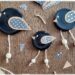 Fabriquer des oiseaux en récup' de bouchons : activité créative, récup' et manuelle enfants - Bricolage à partir de bouchons en métal noirs, cordelette, perles en bois et papier à motifs et unis - Décoration, suspensions DIY Fait maison - Découpage, Collage - Bricolage sympa et facile - Arts visuels Maternelle et cycle 2 - Thème oiseaux, jardin, printemps - Arts visuels et atelier Maternelle et élémentaire - Créativité - Cycle 1 ou 2 - tutoriel photos - mslf