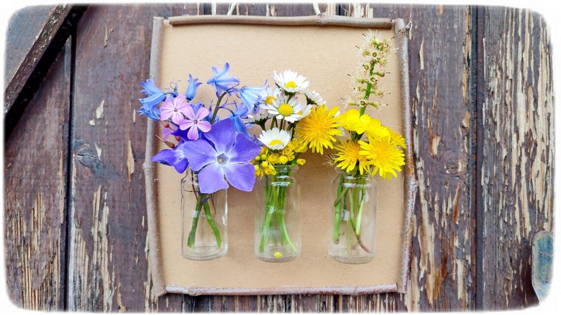 Créer un tableau à fleurir à volonté et au fil des saisons en récup' : activité créative, récup' et manuelle enfants - Tableau en carton, cadre avec des branches, accroche avec de la corde, mini vases avec des petits bocaux en verre (recyclage de boites de médicaments) - A remplir et décorer en fonction des saisons - Surcyclage, recyclage - Décoration - Arts visuels et Bricolage - Thème Fleurs, jardin, printemps, Land art - Bricolage facile et rapide - Arts visuels et atelier Maternelle et élémentaire - Créativité - Cycle 1 ou 2 - tutoriel photos - mslf