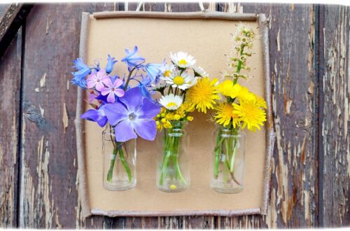 Créer un tableau à fleurir à volonté et au fil des saisons en récup' : activité créative, récup' et manuelle enfants - Tableau en carton, cadre avec des branches, accroche avec de la corde, mini vases avec des petits bocaux en verre (recyclage de boites de médicaments) - A remplir et décorer en fonction des saisons - Surcyclage, recyclage - Décoration - Arts visuels et Bricolage - Thème Fleurs, jardin, printemps, Land art - Bricolage facile et rapide - Arts visuels et atelier Maternelle et élémentaire - Créativité - Cycle 1 ou 2 - tutoriel photos - mslf