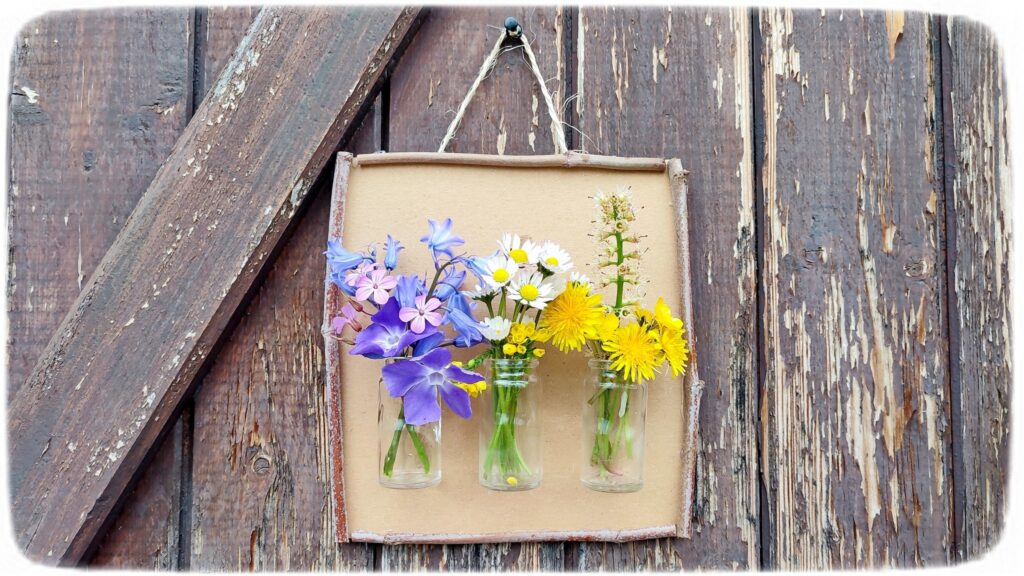 Créer un tableau à fleurir à volonté et au fil des saisons en récup' : activité créative, récup' et manuelle enfants - Tableau en carton, cadre avec des branches, accroche avec de la corde, mini vases avec des petits bocaux en verre (recyclage de boites de médicaments) - A remplir et décorer en fonction des saisons - Surcyclage, recyclage - Décoration - Arts visuels et Bricolage - Thème Fleurs, jardin, printemps, Land art - Bricolage facile et rapide - Arts visuels et atelier Maternelle et élémentaire - Créativité - Cycle 1 ou 2 - tutoriel photos - mslf