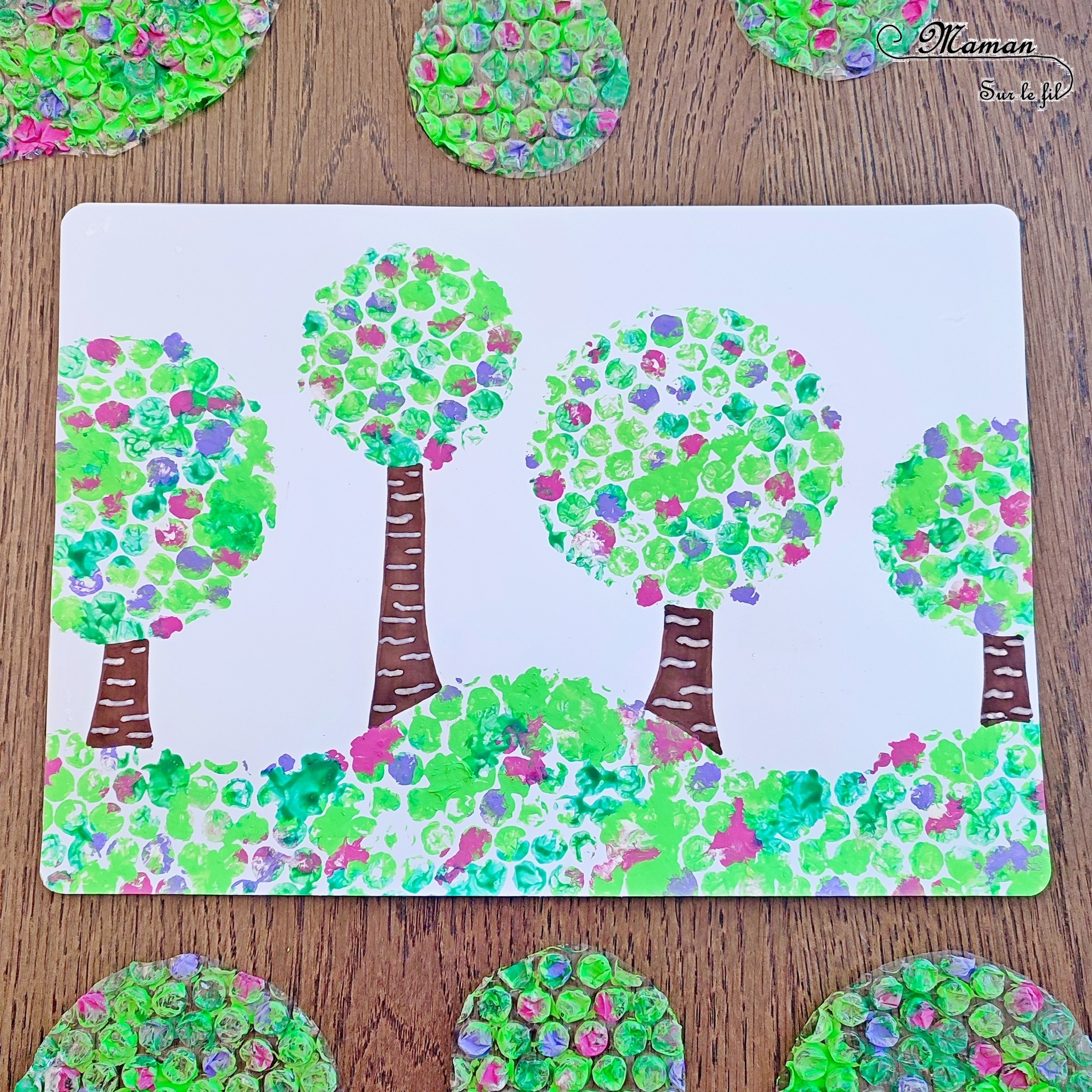 Peindre des arbres de printemps au papier à bulles : activité créative, récup', peinture et manuelle enfants - Découpage cercles, technique de peinture rigolote, dessin - Forêt avec arbre en fleurs - Surcyclage, recyclage - Décoration - Arts visuels et Bricolage - Thème Arbres, forêt, printemps - Bricolage facile et rapide - Arts visuels et atelier Maternelle et élémentaire - Créativité - Cycle 1 ou 2 - tutoriel photos - mslf