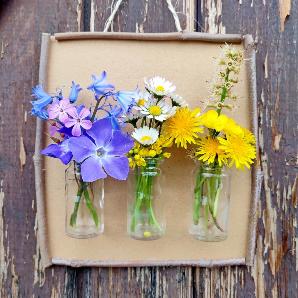 Créer un tableau à fleurir à volonté et au fil des saisons en récup' : activité créative, récup' et manuelle enfants - Tableau en carton, cadre avec des branches, accroche avec de la corde, mini vases avec des petits bocaux en verre (recyclage de boites de médicaments) - A remplir et décorer en fonction des saisons - Surcyclage, recyclage - Décoration - Arts visuels et Bricolage - Thème Fleurs, jardin, printemps, Land art - Bricolage facile et rapide - Arts visuels et atelier Maternelle et élémentaire - Créativité - Cycle 1 ou 2 - tutoriel photos - mslf