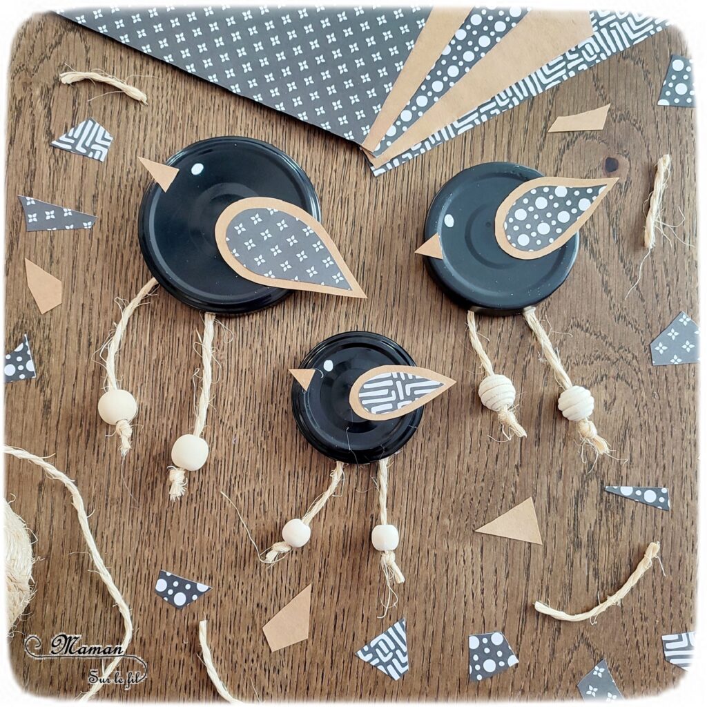 Fabriquer des oiseaux en récup' de bouchons : activité créative, récup' et manuelle enfants - Bricolage à partir de bouchons en métal noirs, cordelette, perles en bois et papier à motifs et unis - Décoration, suspensions DIY Fait maison - Découpage, Collage - Bricolage sympa et facile - Arts visuels Maternelle et cycle 2 - Thème oiseaux, jardin, printemps - Arts visuels et atelier Maternelle et élémentaire - Créativité - Cycle 1 ou 2 - tutoriel photos - mslf