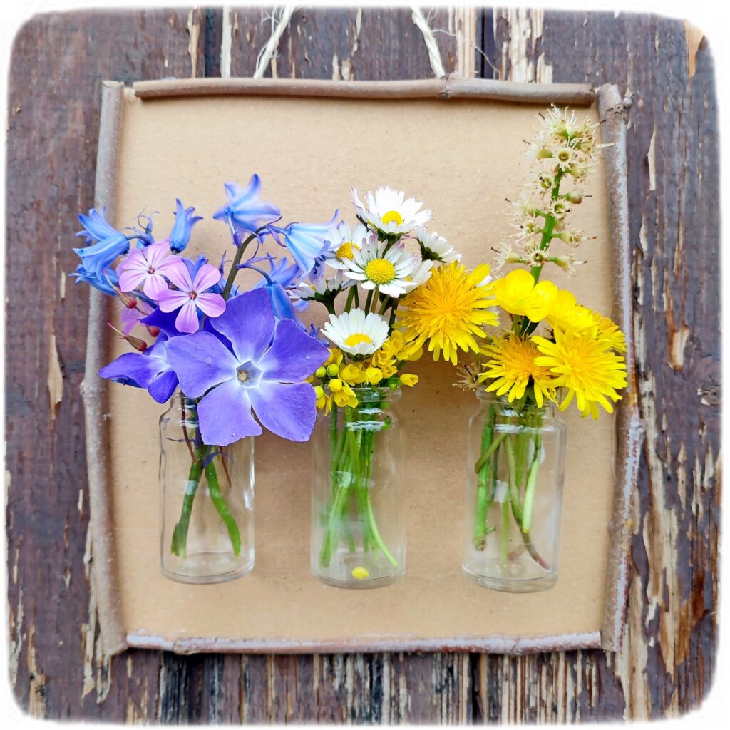 Créer un tableau à fleurir à volonté et au fil des saisons en récup' : activité créative, récup' et manuelle enfants - Tableau en carton, cadre avec des branches, accroche avec de la corde, mini vases avec des petits bocaux en verre (recyclage de boites de médicaments) - A remplir et décorer en fonction des saisons - Surcyclage, recyclage - Décoration - Arts visuels et Bricolage - Thème Fleurs, jardin, printemps, Land art - Bricolage facile et rapide - Arts visuels et atelier Maternelle et élémentaire - Créativité - Cycle 1 ou 2 - tutoriel photos - mslf