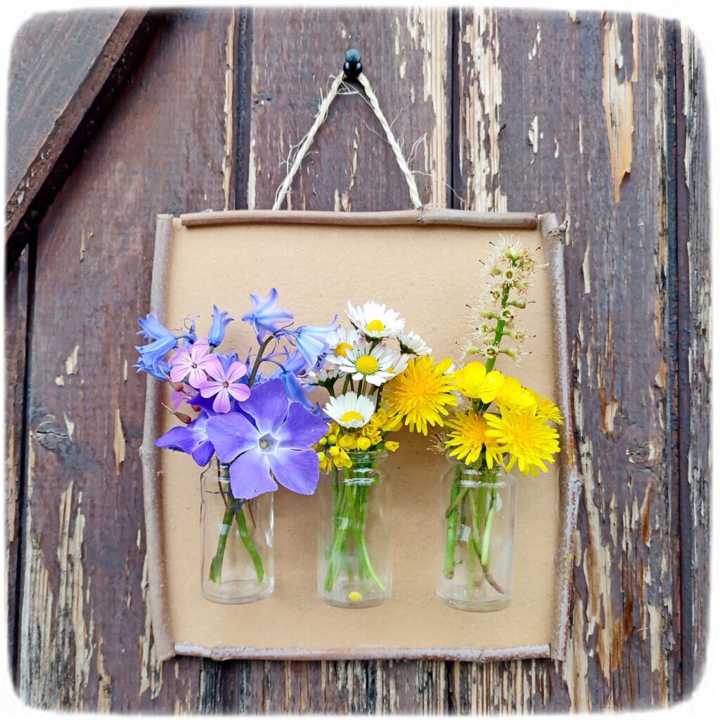 Créer un tableau à fleurir à volonté et au fil des saisons en récup' : activité créative, récup' et manuelle enfants - Tableau en carton, cadre avec des branches, accroche avec de la corde, mini vases avec des petits bocaux en verre (recyclage de boites de médicaments) - A remplir et décorer en fonction des saisons - Surcyclage, recyclage - Décoration - Arts visuels et Bricolage - Thème Fleurs, jardin, printemps, Land art - Bricolage facile et rapide - Arts visuels et atelier Maternelle et élémentaire - Créativité - Cycle 1 ou 2 - tutoriel photos - mslf