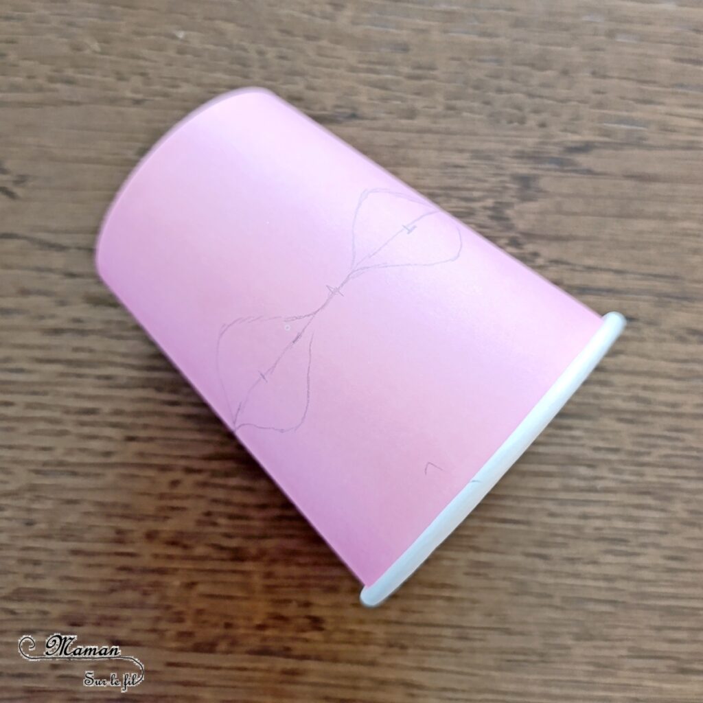 Fabriquer des méduses avec des gobelets et du bolduc : activité créative, récup' et manuelle enfants - Recyclage et surcyclage de gobelets ou verres en carton - Filaments, Tentacules avec des rubans Bolducs pour emballages cadeaux - Décoration, suspension DIY Fait maison - Thème animaux marins, poissons, été, aquarium, mer, océan - Bricolage sympa et facile - Arts visuels Maternelle et cycle 2 - Arts visuels et atelier Maternelle et élémentaire - Créativité - Cycle 1 ou 2 - tutoriel photos et vidéos - mslf