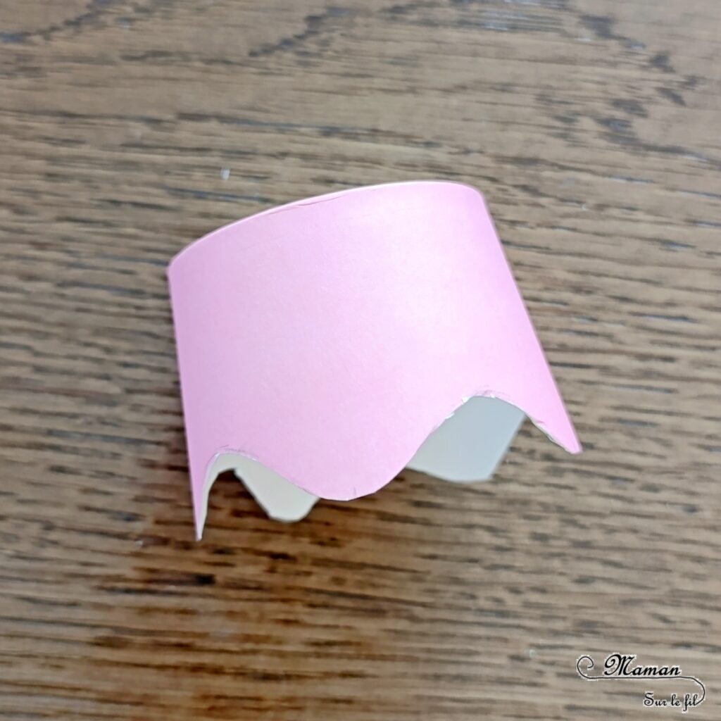 Fabriquer des méduses avec des gobelets et du bolduc : activité créative, récup' et manuelle enfants - Recyclage et surcyclage de gobelets ou verres en carton - Filaments, Tentacules avec des rubans Bolducs pour emballages cadeaux - Décoration, suspension DIY Fait maison - Thème animaux marins, poissons, été, aquarium, mer, océan - Bricolage sympa et facile - Arts visuels Maternelle et cycle 2 - Arts visuels et atelier Maternelle et élémentaire - Créativité - Cycle 1 ou 2 - tutoriel photos et vidéos - mslf