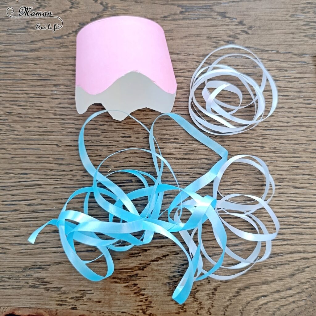 Fabriquer des méduses avec des gobelets et du bolduc : activité créative, récup' et manuelle enfants - Recyclage et surcyclage de gobelets ou verres en carton - Filaments, Tentacules avec des rubans Bolducs pour emballages cadeaux - Décoration, suspension DIY Fait maison - Thème animaux marins, poissons, été, aquarium, mer, océan - Bricolage sympa et facile - Arts visuels Maternelle et cycle 2 - Arts visuels et atelier Maternelle et élémentaire - Créativité - Cycle 1 ou 2 - tutoriel photos et vidéos - mslf