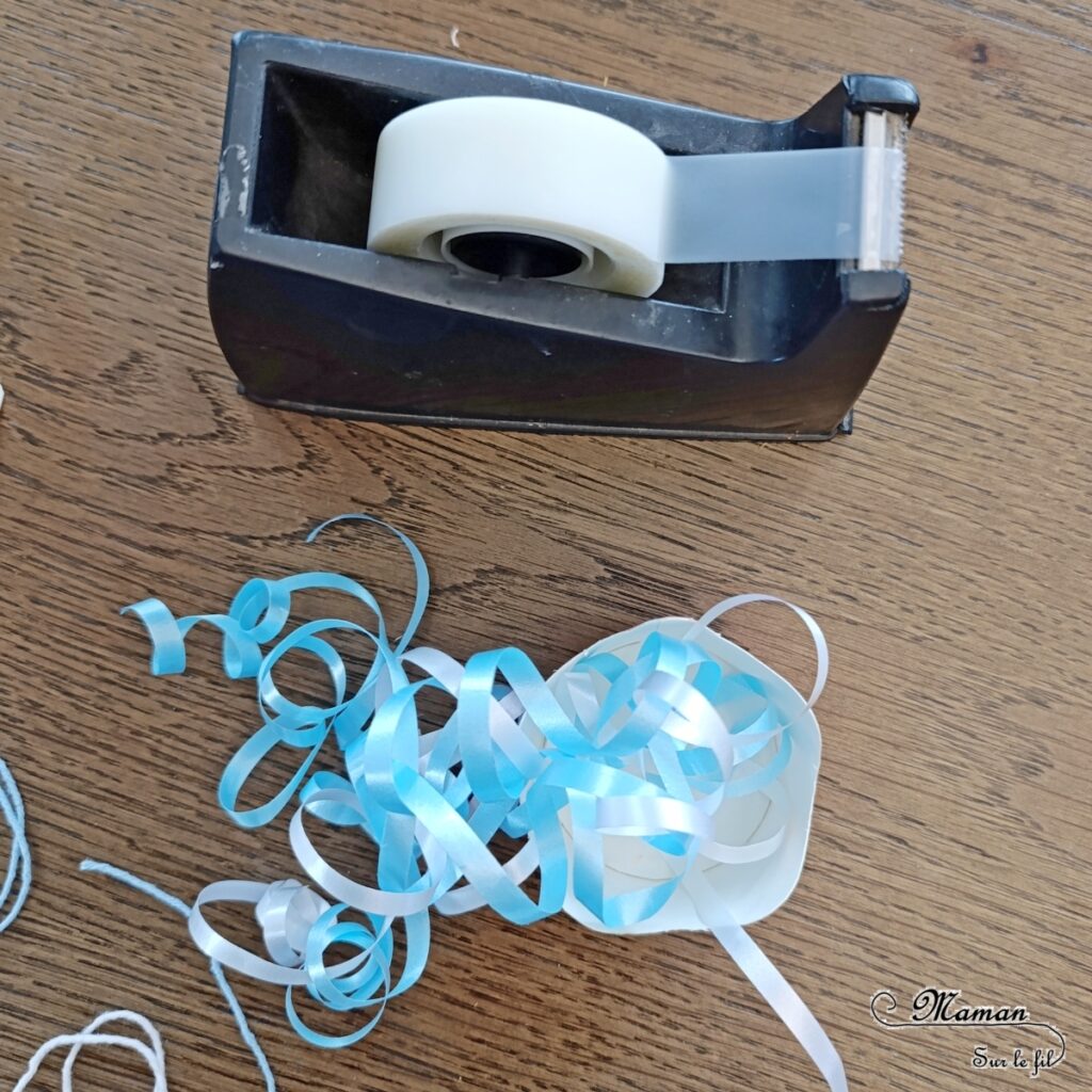 Fabriquer des méduses avec des gobelets et du bolduc : activité créative, récup' et manuelle enfants - Recyclage et surcyclage de gobelets ou verres en carton - Filaments, Tentacules avec des rubans Bolducs pour emballages cadeaux - Décoration, suspension DIY Fait maison - Thème animaux marins, poissons, été, aquarium, mer, océan - Bricolage sympa et facile - Arts visuels Maternelle et cycle 2 - Arts visuels et atelier Maternelle et élémentaire - Créativité - Cycle 1 ou 2 - tutoriel photos et vidéos - mslf