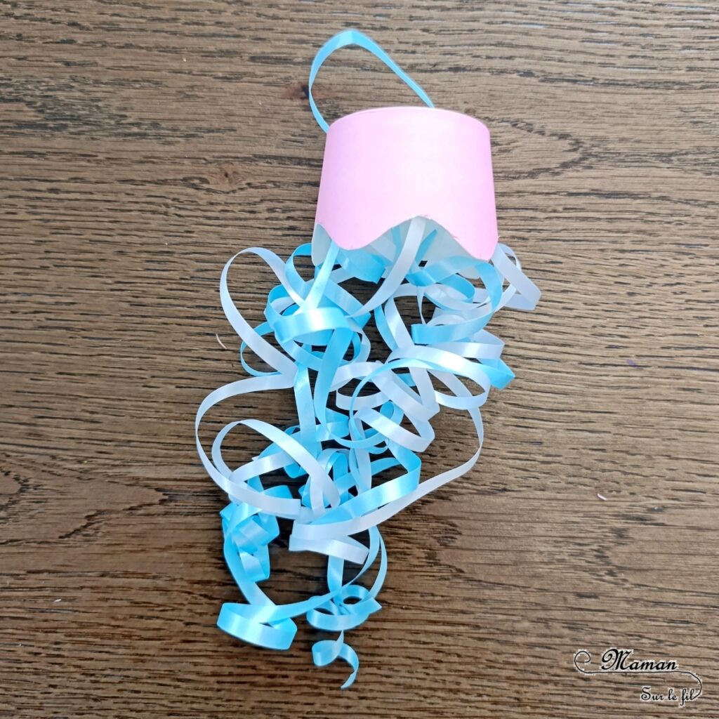 Fabriquer des méduses avec des gobelets et du bolduc : activité créative, récup' et manuelle enfants - Recyclage et surcyclage de gobelets ou verres en carton - Filaments, Tentacules avec des rubans Bolducs pour emballages cadeaux - Décoration, suspension DIY Fait maison - Thème animaux marins, poissons, été, aquarium, mer, océan - Bricolage sympa et facile - Arts visuels Maternelle et cycle 2 - Arts visuels et atelier Maternelle et élémentaire - Créativité - Cycle 1 ou 2 - tutoriel photos et vidéos - mslf