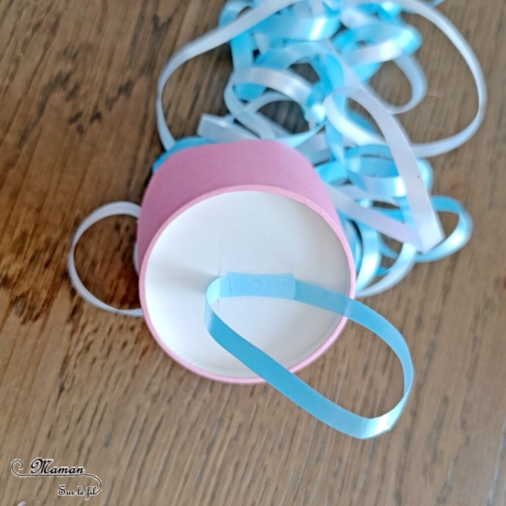 Fabriquer des méduses avec des gobelets et du bolduc : activité créative, récup' et manuelle enfants - Recyclage et surcyclage de gobelets ou verres en carton - Filaments, Tentacules avec des rubans Bolducs pour emballages cadeaux - Décoration, suspension DIY Fait maison - Thème animaux marins, poissons, été, aquarium, mer, océan - Bricolage sympa et facile - Arts visuels Maternelle et cycle 2 - Arts visuels et atelier Maternelle et élémentaire - Créativité - Cycle 1 ou 2 - tutoriel photos et vidéos - mslf