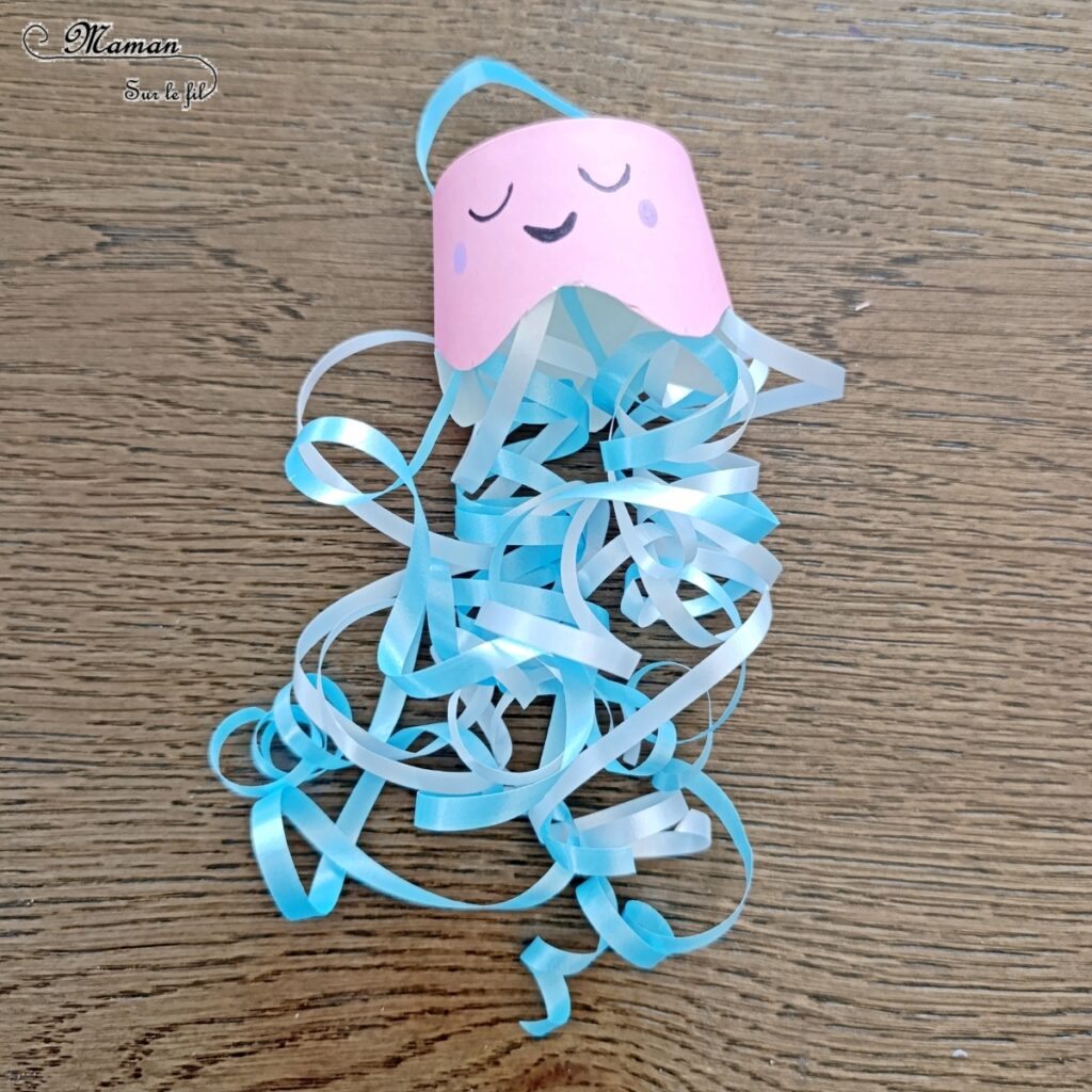 Fabriquer des méduses avec des gobelets et du bolduc : activité créative, récup' et manuelle enfants - Recyclage et surcyclage de gobelets ou verres en carton - Filaments, Tentacules avec des rubans Bolducs pour emballages cadeaux - Décoration, suspension DIY Fait maison - Thème animaux marins, poissons, été, aquarium, mer, océan - Bricolage sympa et facile - Arts visuels Maternelle et cycle 2 - Arts visuels et atelier Maternelle et élémentaire - Créativité - Cycle 1 ou 2 - tutoriel photos et vidéos - mslf