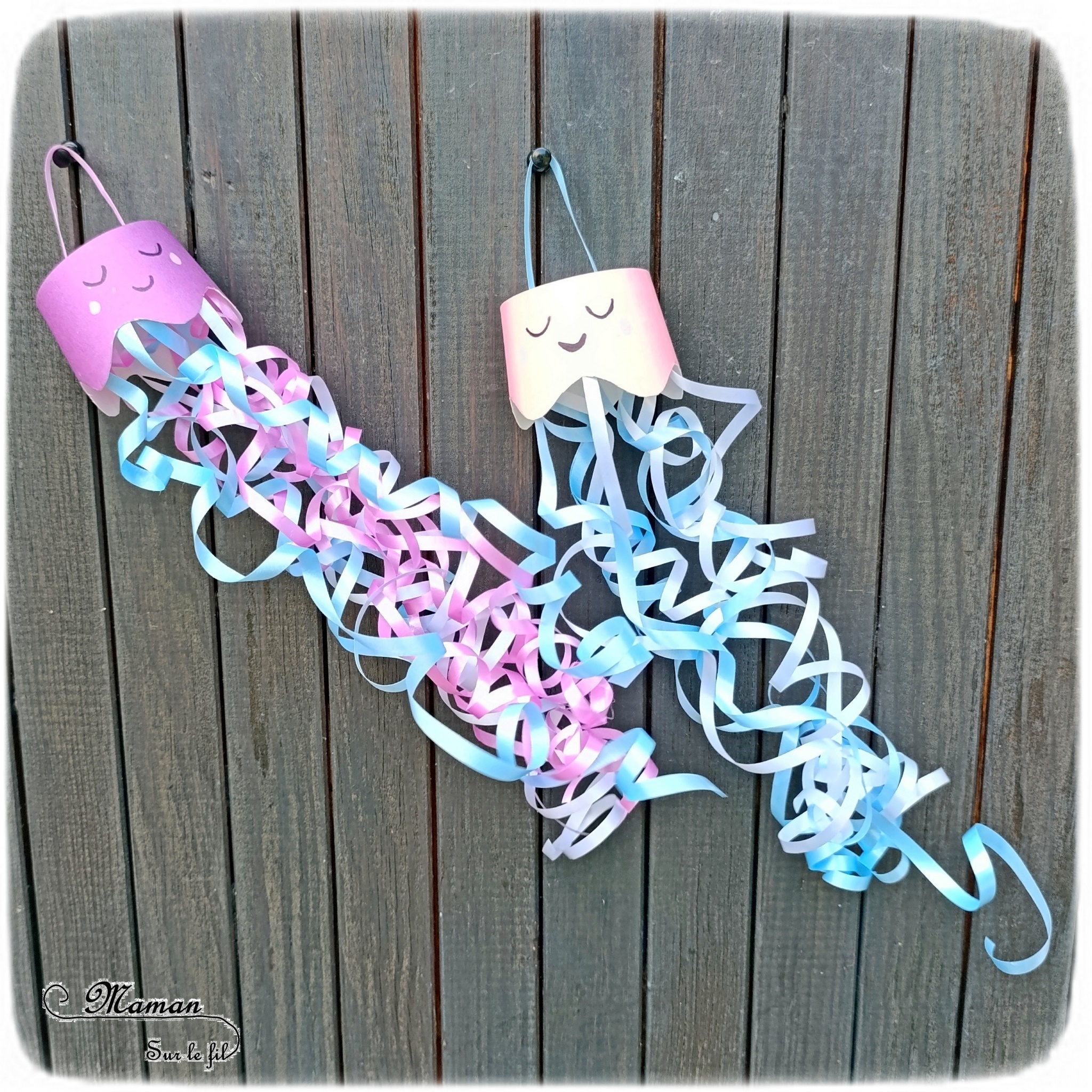 Fabriquer des méduses avec des gobelets et du bolduc : activité créative, récup' et manuelle enfants - Recyclage et surcyclage de gobelets ou verres en carton - Filaments, Tentacules avec des rubans Bolducs pour emballages cadeaux - Décoration, suspension DIY Fait maison - Thème animaux marins, poissons, été, aquarium, mer, océan - Bricolage sympa et facile - Arts visuels Maternelle et cycle 2 - Arts visuels et atelier Maternelle et élémentaire - Créativité - Cycle 1 ou 2 - tutoriel photos et vidéos - mslf