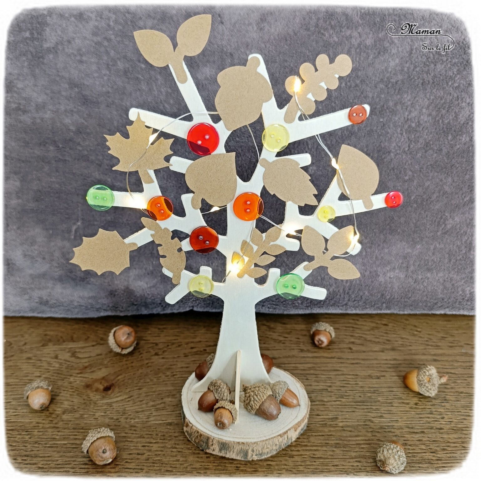 Arbre Décoratif D'automne Lumineux De 45 Cm - Avec Feuilles D'érable, Citrouilles, Pommes De Pin Et Guirlande LED - Pour Décoration De Table Ou D'intérieur