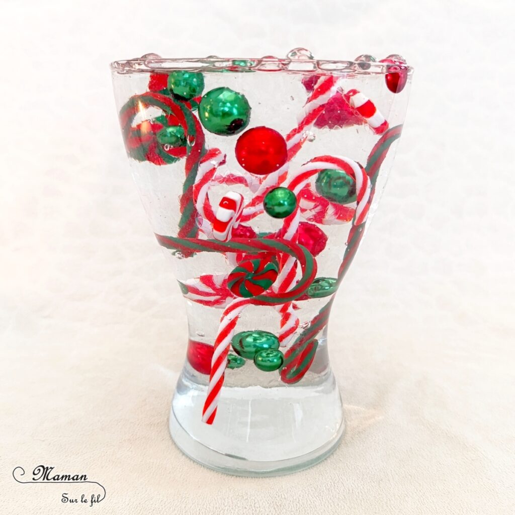 Décoration DIY de Noël : les vases magiques avec des perles d'eau : activité créative et manuelle enfants - Décoration faite maison facile - Vases et bougies aux couleurs de Noël, façon sucres d'orge - Perles d'eau, figurines en résine, eau, bougies flottantes - Bricolage facile, magique, rapide et rigolo - Expériences - Thème Noël - Bricolage et décoration sympa et facile - Arts visuels Maternelle et cycle 2 - Maternelle et élémentaire - Créativité - Cycle 1 ou 2 - tutoriel photos et vidéo - mslf