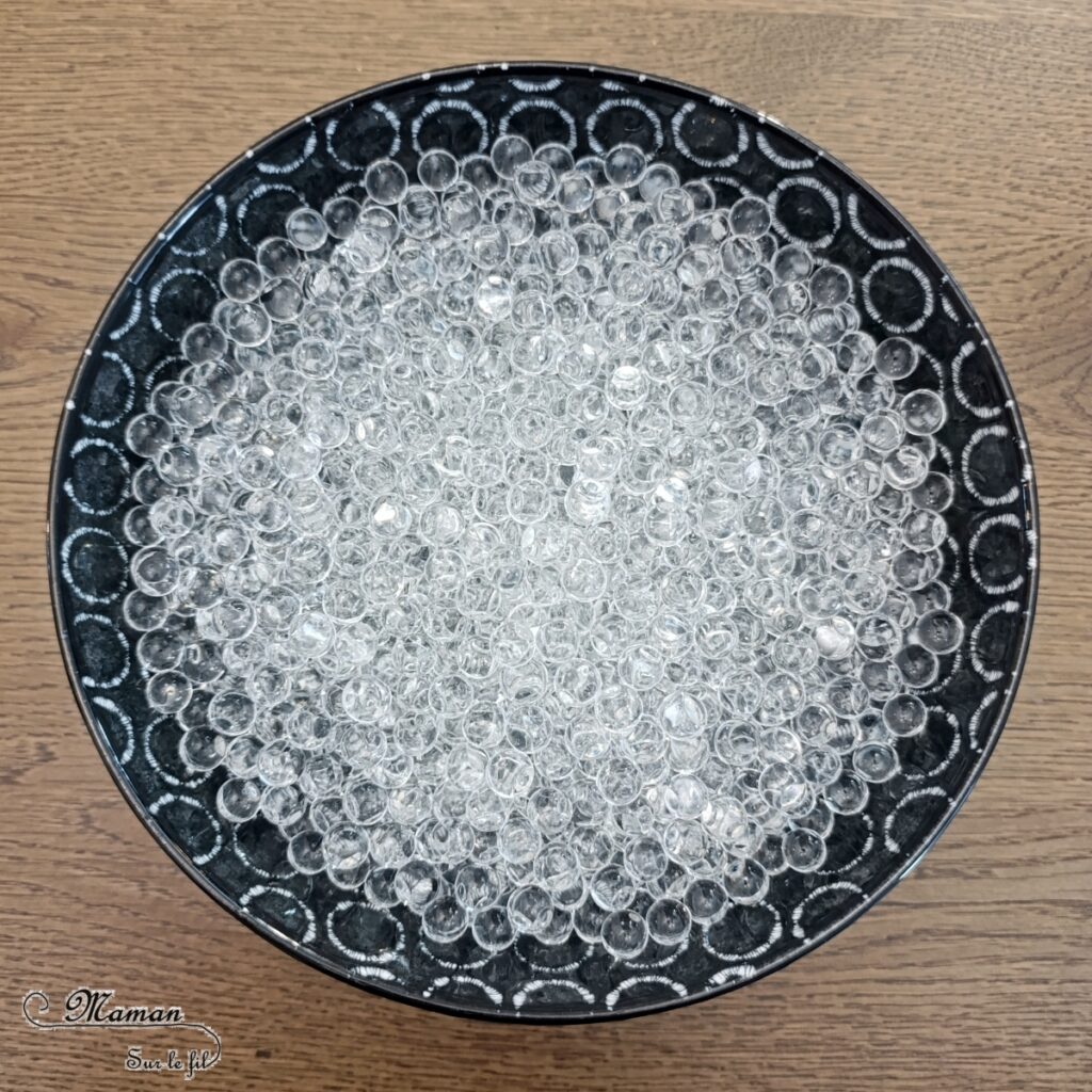 Décoration DIY de Noël : les vases magiques avec des perles d'eau : activité créative et manuelle enfants - Décoration faite maison facile - Vases et bougies aux couleurs de Noël, façon sucres d'orge - Perles d'eau, figurines en résine, eau, bougies flottantes - Bricolage facile, magique, rapide et rigolo - Expériences - Thème Noël - Bricolage et décoration sympa et facile - Arts visuels Maternelle et cycle 2 - Maternelle et élémentaire - Créativité - Cycle 1 ou 2 - tutoriel photos et vidéo - mslf