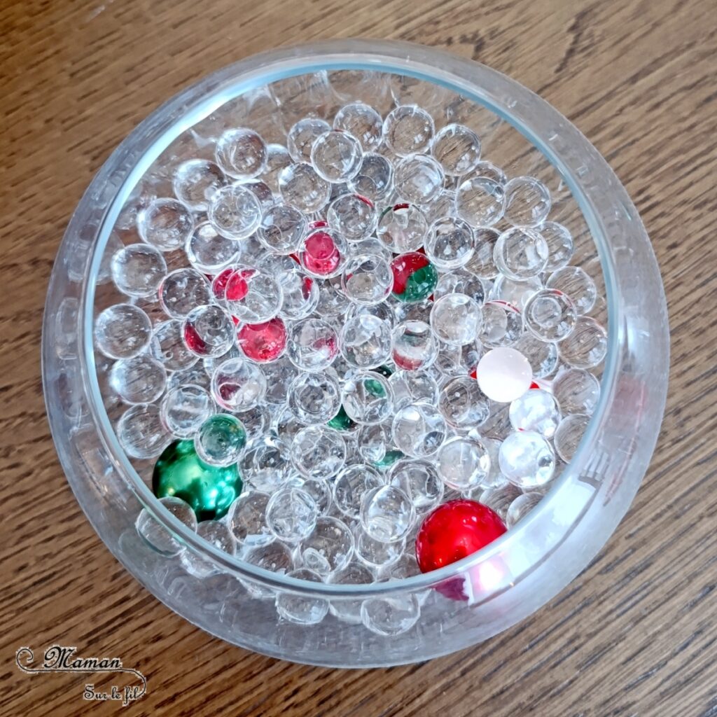 Décoration DIY de Noël : les vases magiques avec des perles d'eau : activité créative et manuelle enfants - Décoration faite maison facile - Vases et bougies aux couleurs de Noël, façon sucres d'orge - Perles d'eau, figurines en résine, eau, bougies flottantes - Bricolage facile, magique, rapide et rigolo - Expériences - Thème Noël - Bricolage et décoration sympa et facile - Arts visuels Maternelle et cycle 2 - Maternelle et élémentaire - Créativité - Cycle 1 ou 2 - tutoriel photos et vidéo - mslf