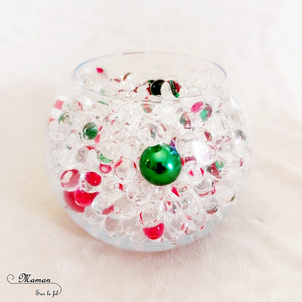 Décoration DIY de Noël : les vases magiques avec des perles d'eau : activité créative et manuelle enfants - Décoration faite maison facile - Vases et bougies aux couleurs de Noël, façon sucres d'orge - Perles d'eau, figurines en résine, eau, bougies flottantes - Bricolage facile, magique, rapide et rigolo - Expériences - Thème Noël - Bricolage et décoration sympa et facile - Arts visuels Maternelle et cycle 2 - Maternelle et élémentaire - Créativité - Cycle 1 ou 2 - tutoriel photos et vidéo - mslf