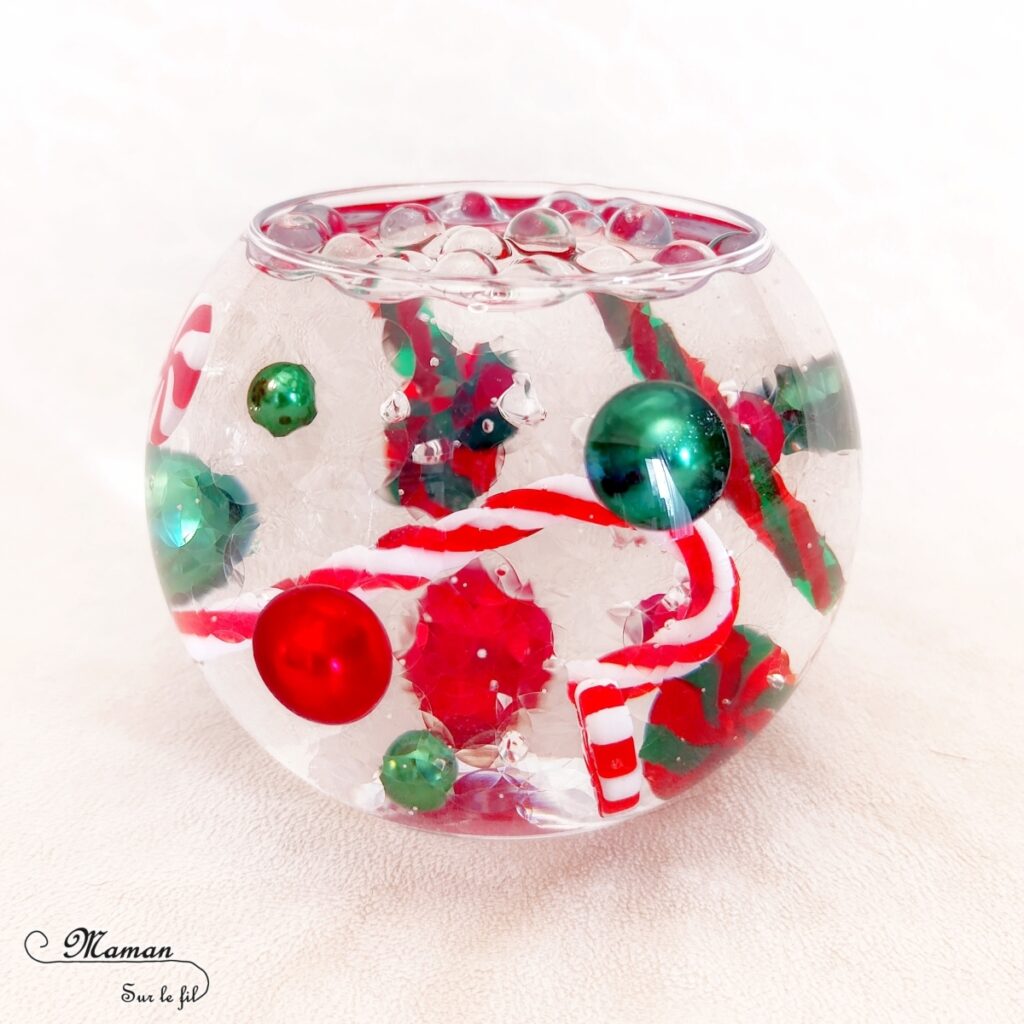 Décoration DIY de Noël : les vases magiques avec des perles d'eau : activité créative et manuelle enfants - Décoration faite maison facile - Vases et bougies aux couleurs de Noël, façon sucres d'orge - Perles d'eau, figurines en résine, eau, bougies flottantes - Bricolage facile, magique, rapide et rigolo - Expériences - Thème Noël - Bricolage et décoration sympa et facile - Arts visuels Maternelle et cycle 2 - Maternelle et élémentaire - Créativité - Cycle 1 ou 2 - tutoriel photos et vidéo - mslf