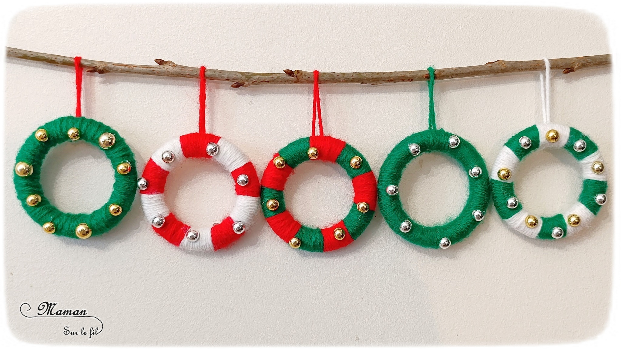 Baker Ross Couronnes De Noël En Bois – Lot De 10 – DIY Déco – Anneaux 11,5 Cm – Corde Rouge Incluse – Activité Enfant